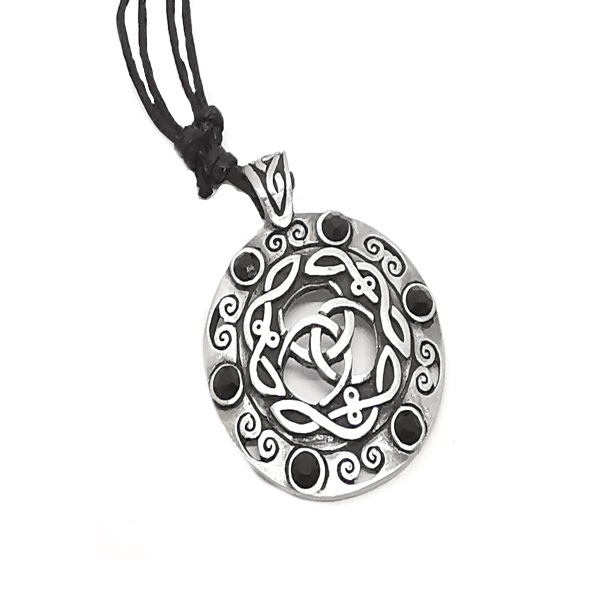 Keltischer Knoten Amulett mit schwarzen Steinen