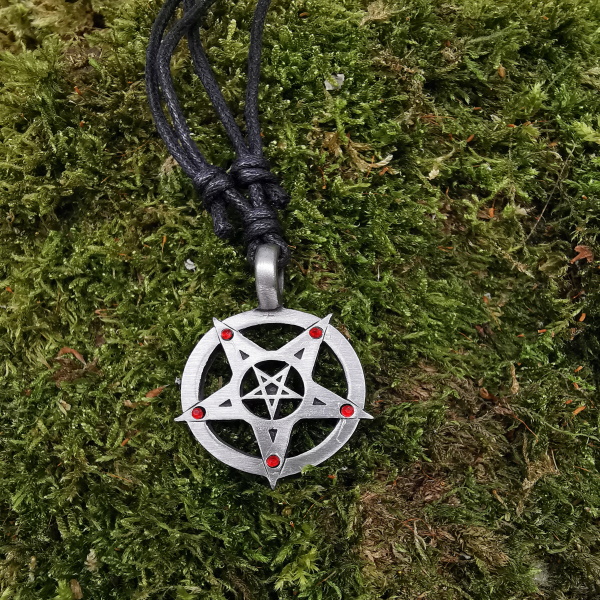 Pentagramm Amulett mit roten Steinen