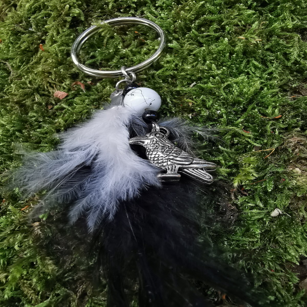 Schlüsselanhänger Krähe weiße Perle