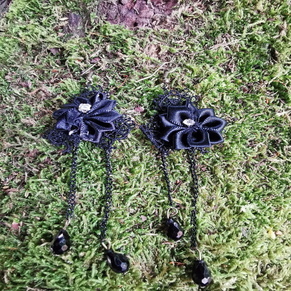 Ohrringe mit schwarzer Blüte