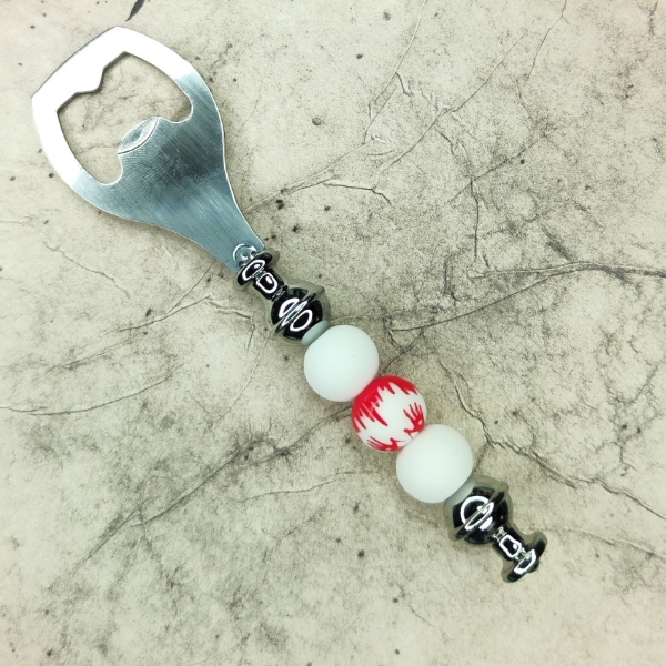 Flaschenöffner mit blutiger Hand Perle