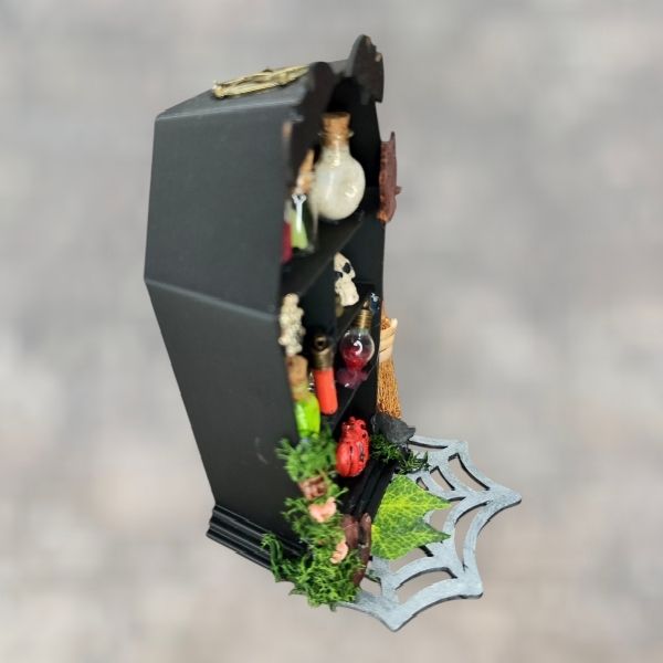 Miniatur-Sargregal Hexe