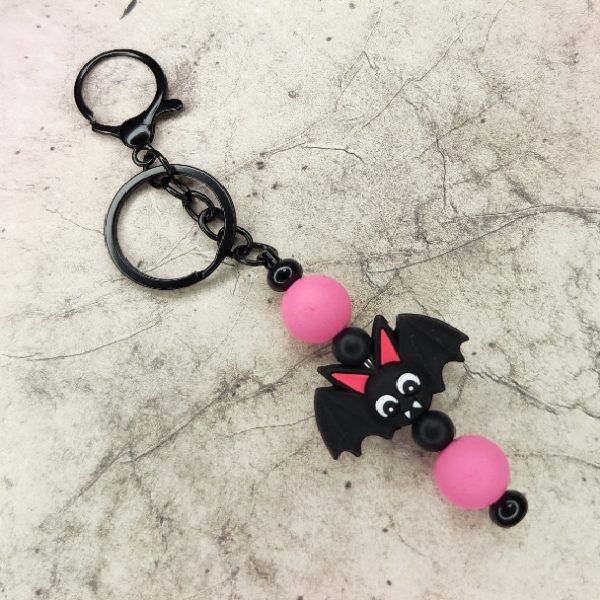 Schlüsselanhänger schwarze Fledermaus und rosa Perlen